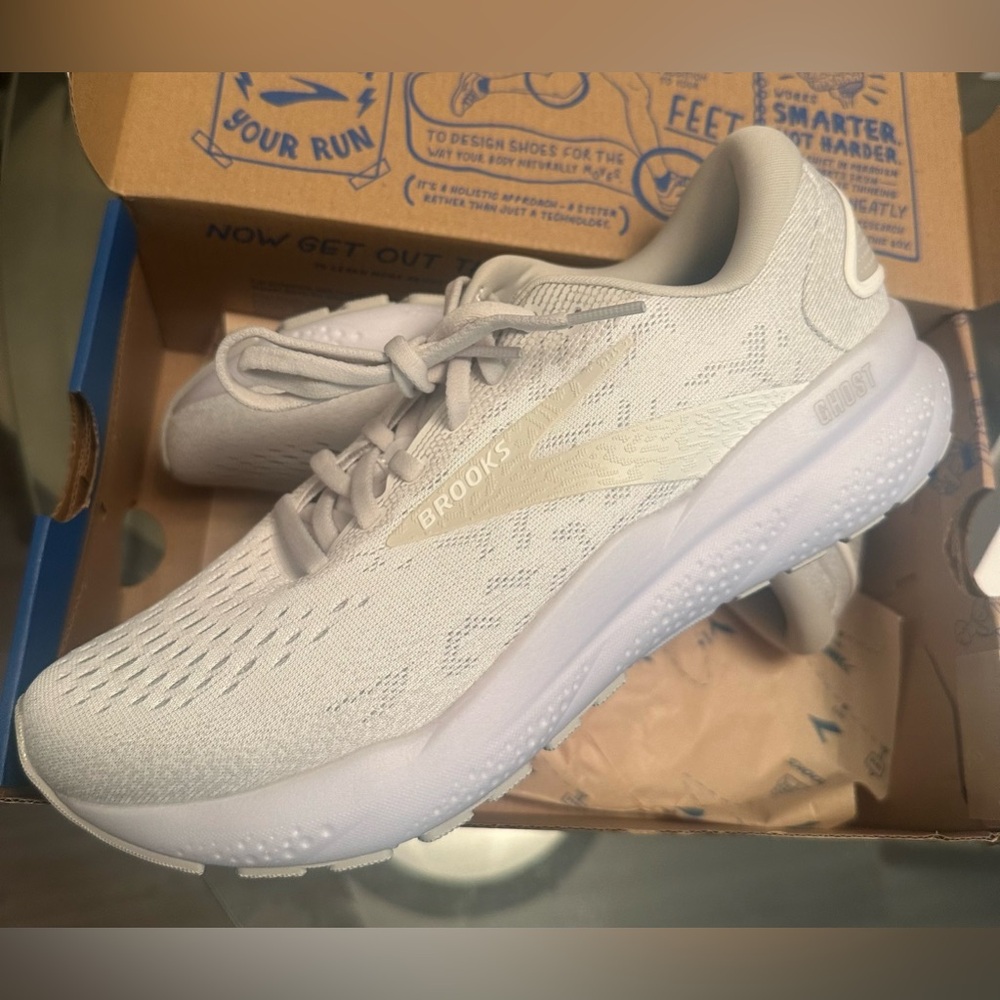 NWT Women’s Brooks Ghost 16 Running Shoes Size 8.5 White Grey